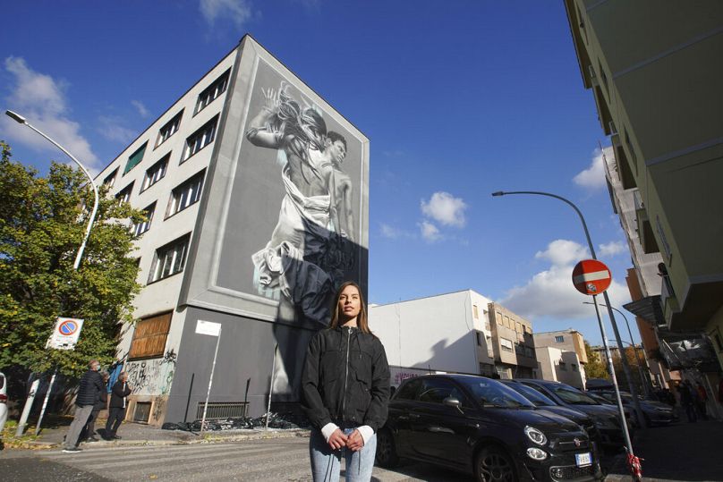 Artista neerlandesa Judith de Leeuw, conhecida como JDL, em frente à sua obra de arte de rua de 250 metros quadrados “Outside-in”, em Roma, quinta-feira, 19 de novembro 2020