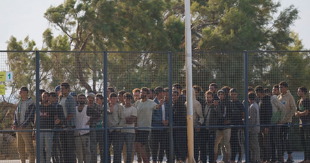 More migrants arrive as Greece suspends asylum applications