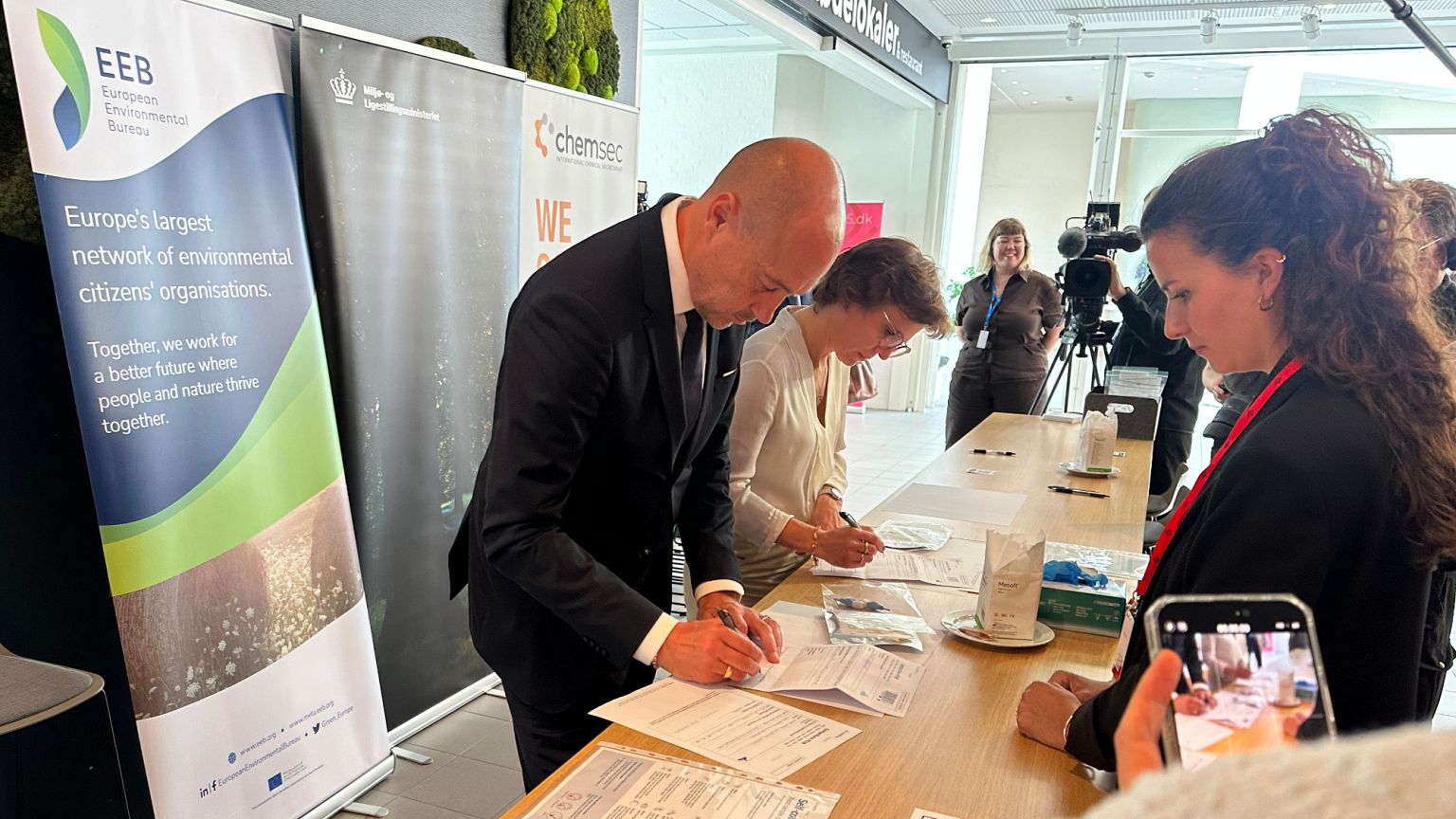 Magnus Heunicke and Jessika Roswall ( European Commissioner for Environment, Water Resilience and a Competitive Circular Economy) taking the blood test.