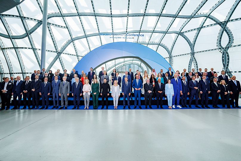 Foto di famiglia in occasione della Conferenza sulla ripresa dell'Ucraina al centro congressi La Nuvola a Roma, 10 luglio 2025