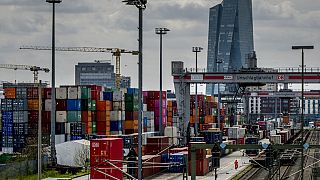  Des conteneurs sont empilés dans un terminal de fret de la Deutsche Bahn à Francfort, en Allemagne, le mercredi 26 avril 2023. 