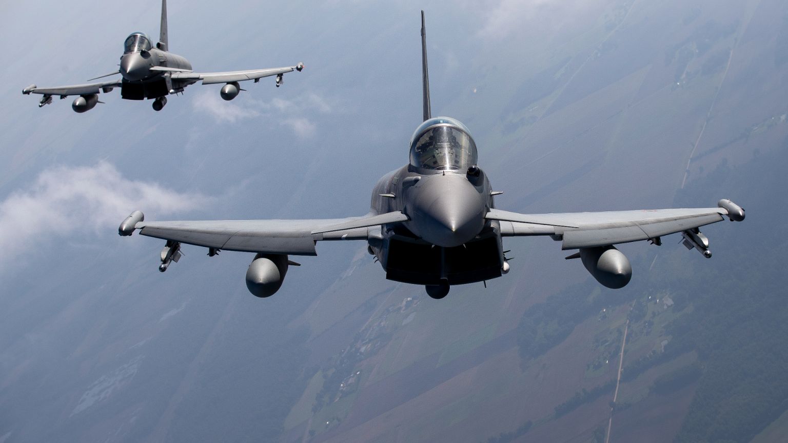 فایل: جت های جنگنده نظامی Eurofighter Typhoon نیروی هوایی ایتالیا شرکت کننده در مأموریت پلیس هوایی بالتیک ناتو در حریم هوایی لیتوانی فعالیت می کنند، 12 سپتامبر 2023