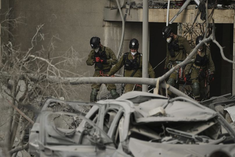 Soldados israelíes entre los escombros de edificios residenciales destruidos por un misil iraní en Beersheba, 24 de junio de 2025.