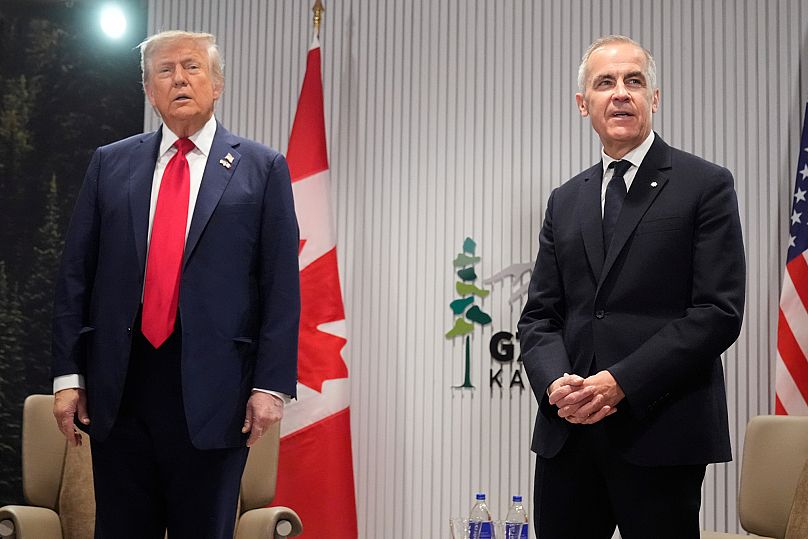 Le président américain Donald Trump rencontre le Premier ministre canadien Mark Carney en marge du sommet du G7, le lundi 16 juin 2025, à Kananaskis, au Canada