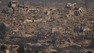 Des bâtiments détruits lors des opérations terrestres et aériennes israéliennes dans le nord de la bande de Gaza, vus depuis le sud d'Israël, le jeudi 10 juillet 2025