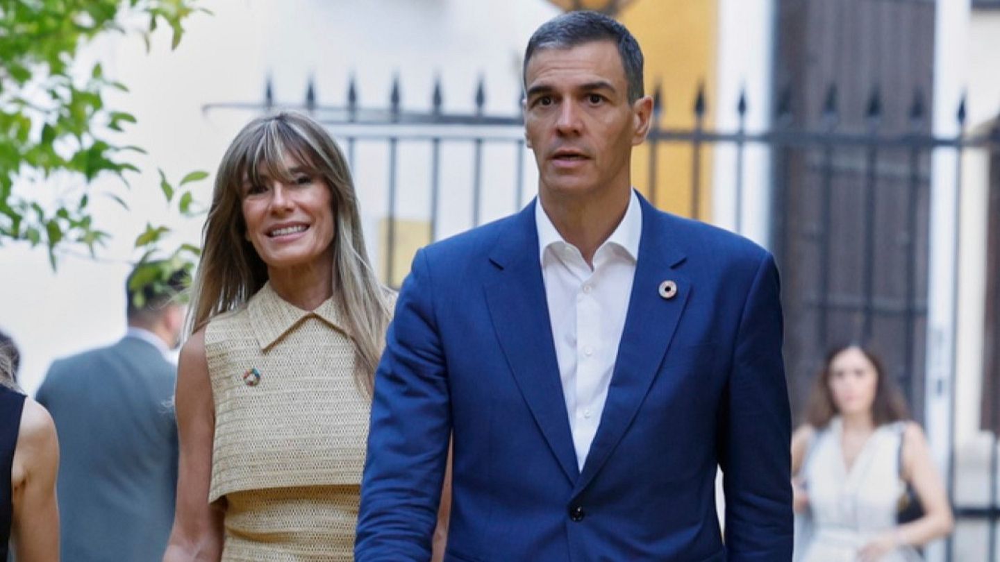 Acusan a Pedro Sánchez de vivir en un piso comprado por su suegro usando  dinero de la prostitución | Euronews
