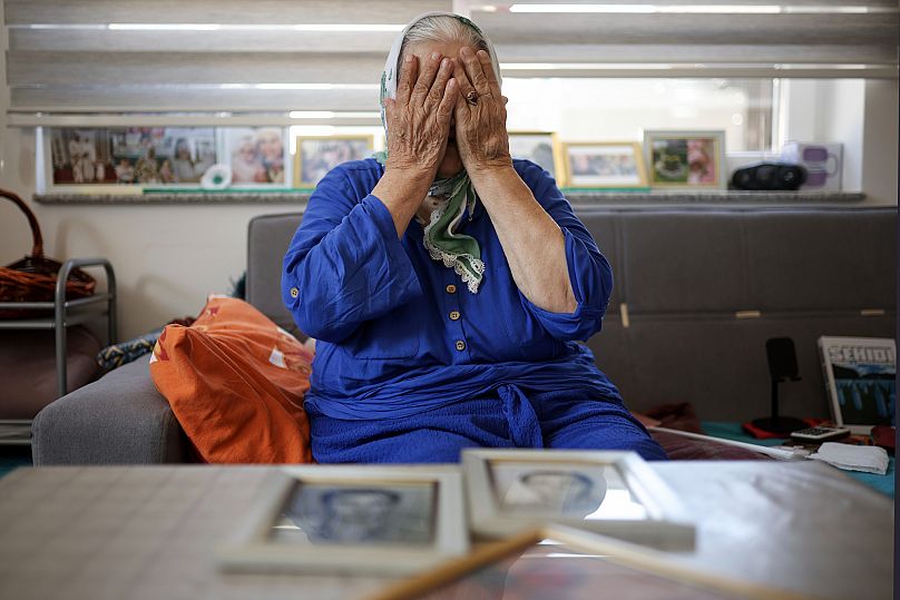 Eine Frau trauert um ihre beiden Söhne, die dem Völkermord von Srebrenica zum Opfer gefallen sind.