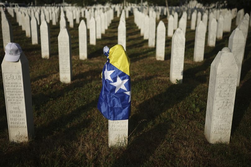 Srebrenitsa soykrmnda hayatn kaybedenler iin Potocari'deki Ant Merkezi'nde bulunan bir mezar tanda Bosna bayra grlyor, 11 Temmuz 2025.