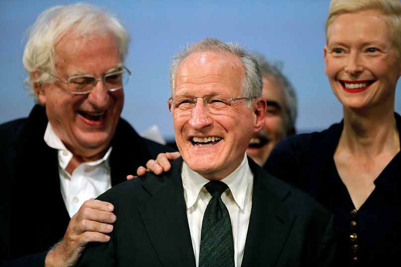 Michael Mann, au centre, rit avec le réalisateur français Bertrand Tavernier et l'actrice britannique Tilda Swinton lors du 9e Festival Lumière, à Lyon, le 14 octobre 2017