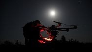 Des militaires préparent un drone Kazhan qui livre du matériel et transporte des bombes lourdes près de Chasiv Yar, 15 mai 2025.