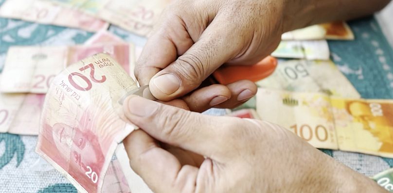 عملات فلسطينية من فئات مختلفة في سوق لتصليح العملات في غزة