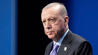 رجب طیب اردوغان رئیس جمهور ترکیه پس از جلسه عمومی اجلاس ناتو در لاهه هلند، چهارشنبه، 25 ژوئن 2025، برای یک کنفرانس مطبوعاتی وارد می شود. 