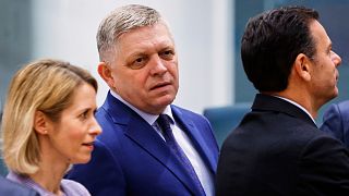 El primer ministro eslovaco, Robert Fico, y el responsable de Política Exterior de la Unión Europea, Kaja Kallas, llegan a una mesa redonda durante una cumbre de la UE en Bruselas, el 20 de marzo de 2025.