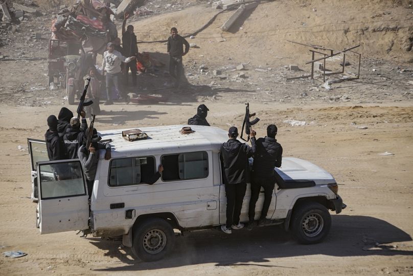 مقاتلو حماس يؤمنون شاحنات المساعدات في رفح، قطاع غزة، يوم الثلاثاء، 21 يناير 2025، بعد أيام من بدء وقف إطلاق النار بين حماس وإسرائيل. 