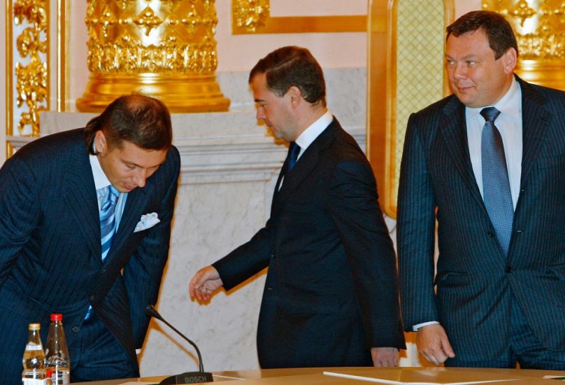 Jevgenyij Csicsvarkin, Dimitrij Medvegyev orosz elnök és Mihail Fridman oligarcha a nagyvállalkozók üzleti találkozóján, 2008 szeptemberében
