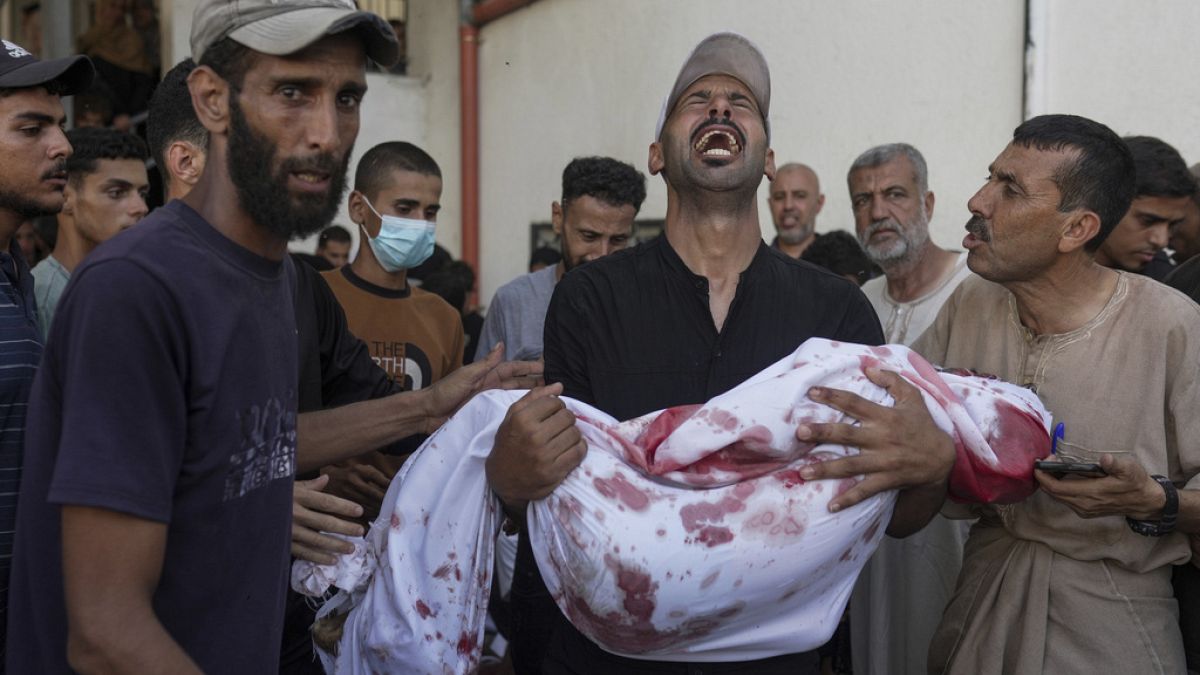 قصف إسرائيلي يدمّر نقطة مياه في النصيرات ويُسقط عشرات الضحايا في غزة