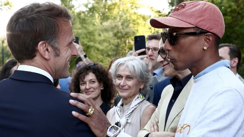 Frankreichs Präsident Macron mit Musiker Pharell Williams