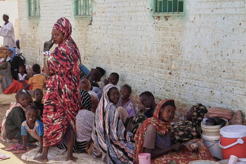 عائلات سودانية نازحة تلجأ إلى مدرسة في أم درمان بعد إجلائها من مناطق كانت تحت سيطرة قوات الدعم السريع، 23 آذار2025.