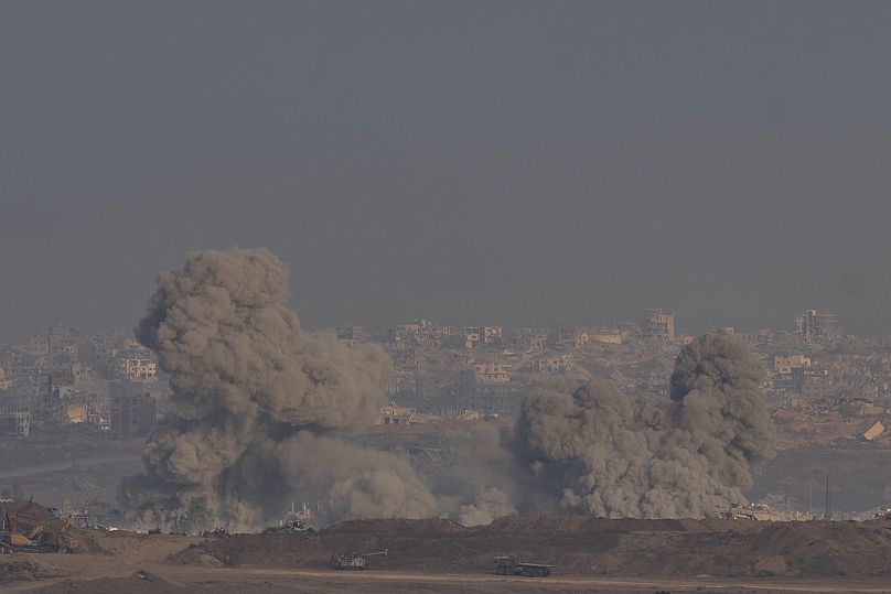 La fumée d'une explosion s'élève dans le nord de la bande de Gaza, vue depuis le sud d'Israël, le dimanche 13 juillet 2025