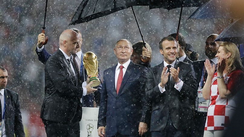 Políticos e o troféu: o presidente da FIFA, Infantino (à esquerda), com o russo Putin, o francês Macron e o então presidente croata Grabar-Kitarovic no Mundial de 2018