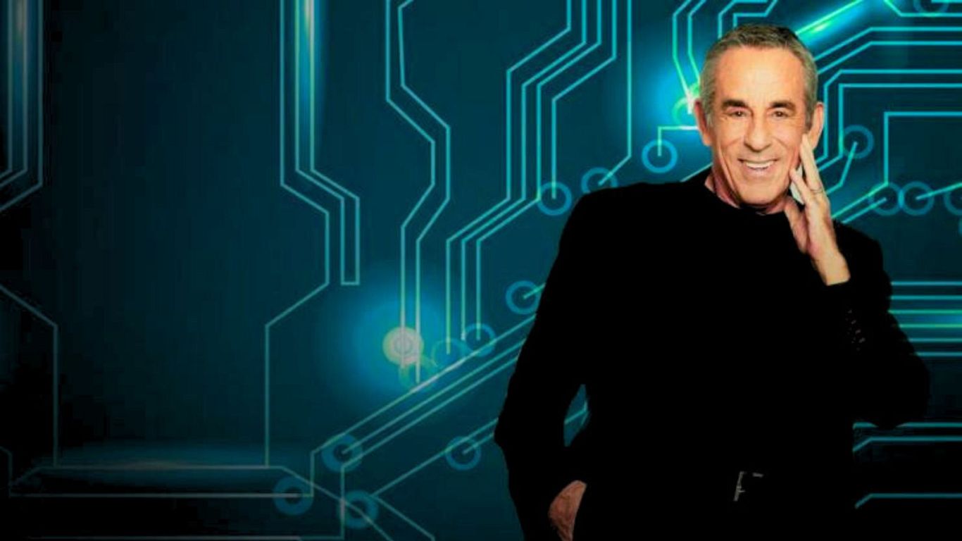 Thierry ARDISSON posant devant un circuit imprimé