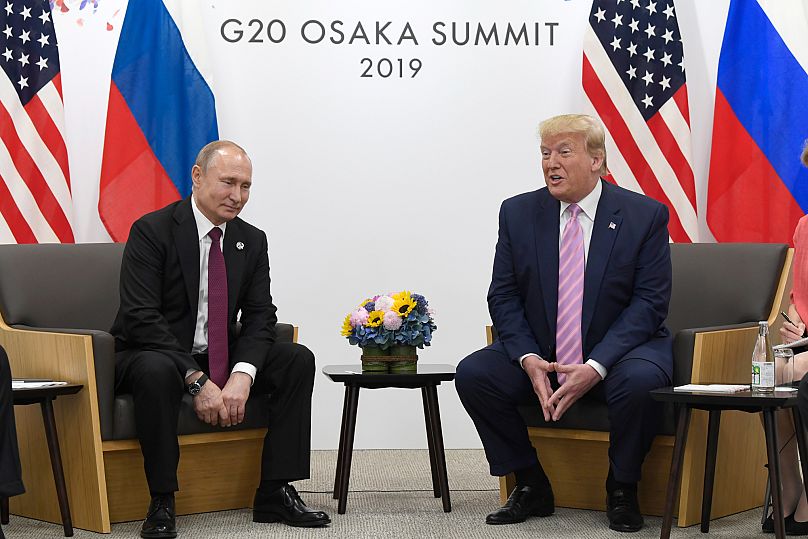 Donald Trump rencontre son homologue russe Vladimir Poutine lors d'une réunion bilatérale en marge du sommet du G20 à Osaka, au Japon, le vendredi 28 juin 2019