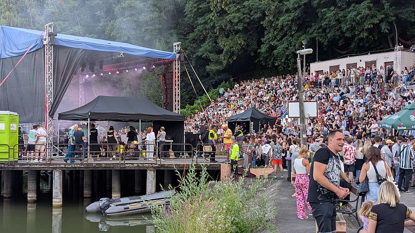 A Nagyszínpad és a tribün