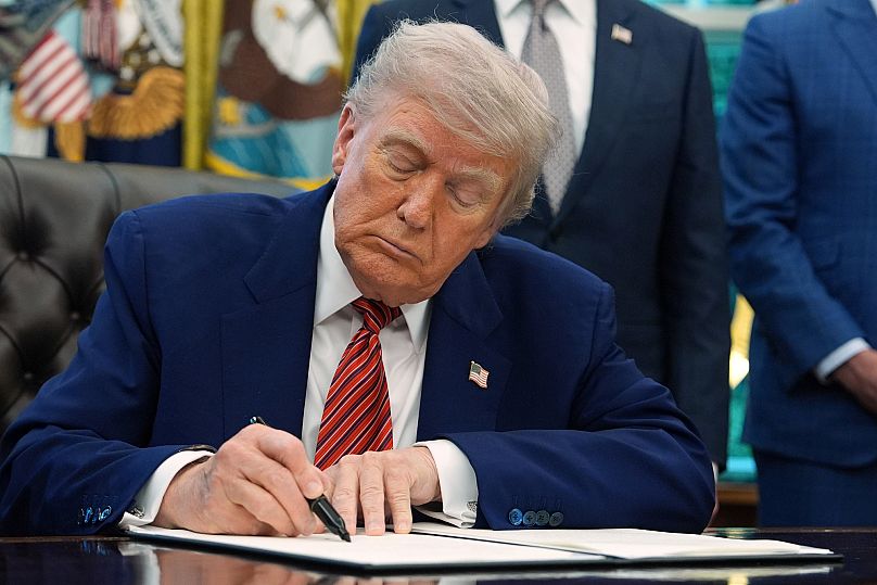 Donald Trump signe un décret concernant l'énergie nucléaire dans le bureau ovale de la Maison Blanche, le vendredi 23 mai 2025, à Washington
