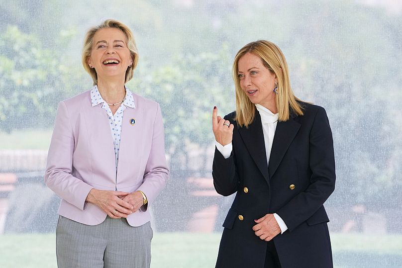 Giorgia Meloni et la présidente de la Commission européenne, Ursula von der Leyen, avant le début d'un sommet sur l'Afrique, à Rome, en Italie, le vendredi 20 juin 2025