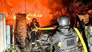 Los bomberos intentan apagar un incendio tras un ataque ruso en la región de Kharkiv, 15 de julio de 2025.