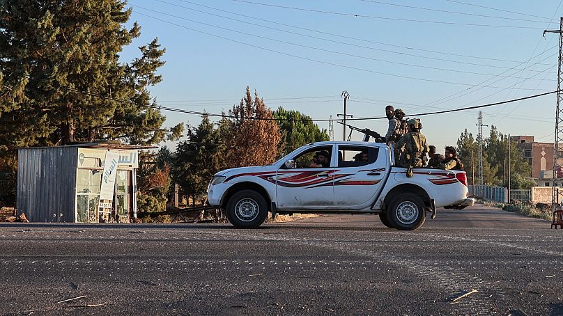Las fuerzas del gobierno sirio se despliegan en la aldea de Mazraa, en las afueras de la ciudad de Al Sueida, en el sur de Siria, el lunes 14 de julio de 2025.