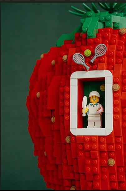 Zestaw Lego dla Igi Świątek po wygranym Wimbledonie. Duża truskawka nawiązuje do jej ulubionego dania.