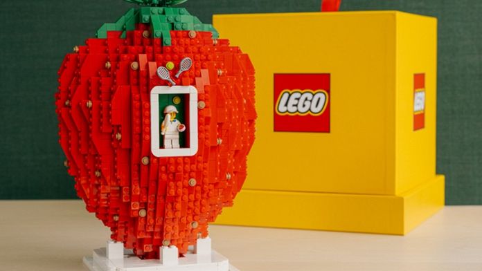Un'enorme fragola di Lego per Świątek dopo la vittoria di Wimbledon