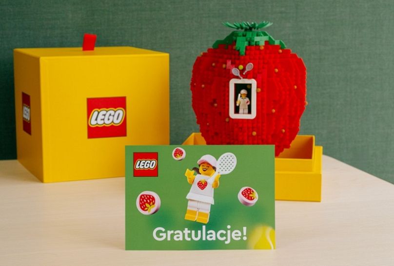 Zestaw Lego dla Igi Świątek - tenisistka i truskawska z 3 tysięcy klocków.