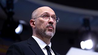 El primer ministro de Ucrania, Denís Shmihal habla en rueda de prensa en el Consejo Europeo en Bruselas, 9 de abril de 2025.