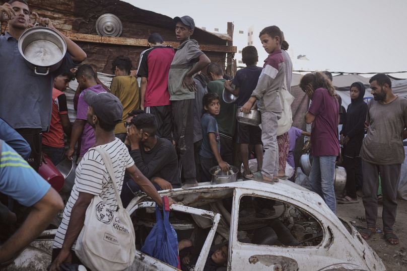 فلسطينيون ينتظرون الحصول على طعام في مدينة غزة، شمال القطاع، الإثنين 14 يوليو 2025.      