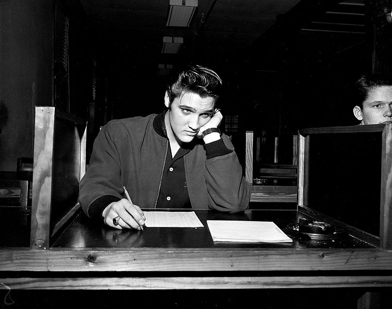Elvis Presley, 21 ans, passe l'examen écrit préalable à son incorporation dans l'armée américaine, à Memphis (Tennessee), le 4 janvier 1957.