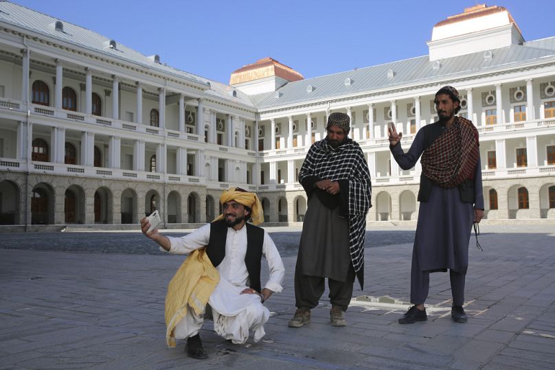 Afganlar Afganistan’ın Kabil şehrindeki yenilenen Darul Aman Sarayı’nda selfie çekiyor.