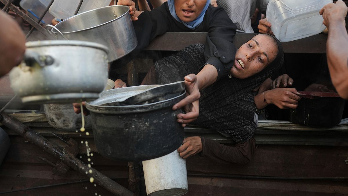 طوابير الجوعى والموت اختناقا: مقتل 21 فلسطينيا قضى جلّهم إثر استنشاق غازات أمام مركز توزيع المساعدات