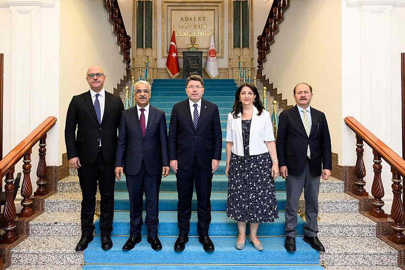 Adalet Bakanı Yılmaz Tunç (ortada), DEM Parti milletvekilleri Pervin Buldan, Mithat Sancar ve Öcalan'ın avukatı Faik Özgür Erol (en sağda)