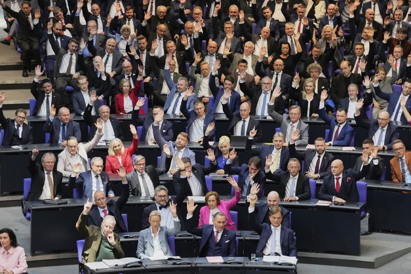Alle AfD-Abgeordnete verlieren bei einem AfD-Verbot erstmal automatisch ihr Mandat.