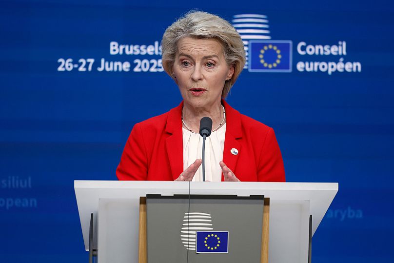 Przewodnicząca Komisji Europejskiej Ursula von der Leyen przemawia podczas konferencji prasowej na szczycie UE w Brukseli, czwartek, 26 czerwca 2025 r.