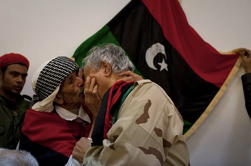 Libyalı bir adam, Doğu Libya'daki Bingazi'nin merkezindeki adliye binasında üst düzey isyancı komutan Halife Hafter'i öpüyor, 18 Mart 2015.