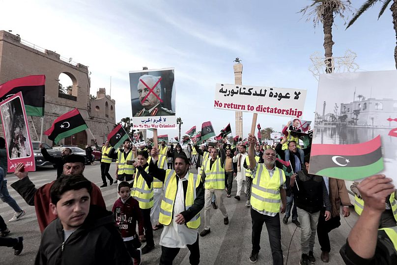 ARŞİV - Göstericiler, Trablus'ta düzenlenen bir protestoda Hafter karşıtı sloganlar atıyor, 19 Nisan 2019.