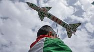 پسری که پرچم فلسطین را به خود پیچیده است، در جریان راهپیمایی هفتگی ضد آمریکایی و ضد اسرائیلی توسط هواداران حوثی در صنعا، یمن، مه ۲۰۲۵
