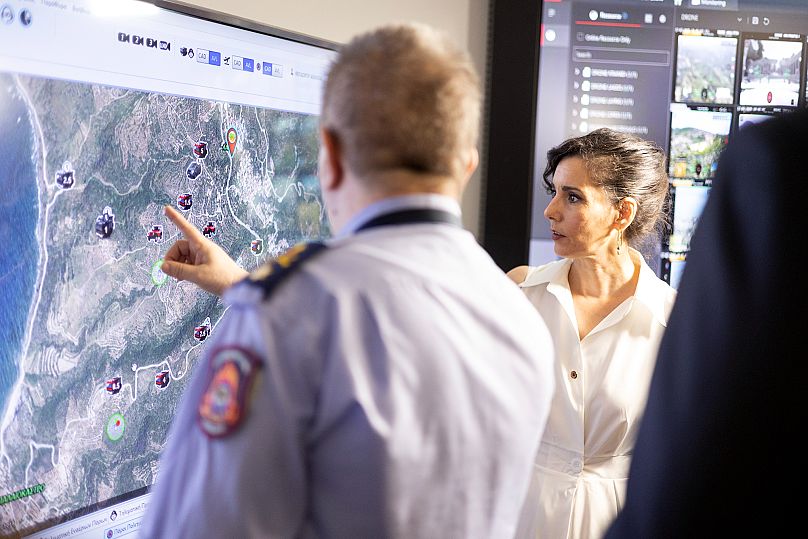 Η Χατζά Λαμπίμπ ενημερώνεται στο κέντρο επιχειρήσεων της Πολιτικής Προστασίας της Ελλάδας