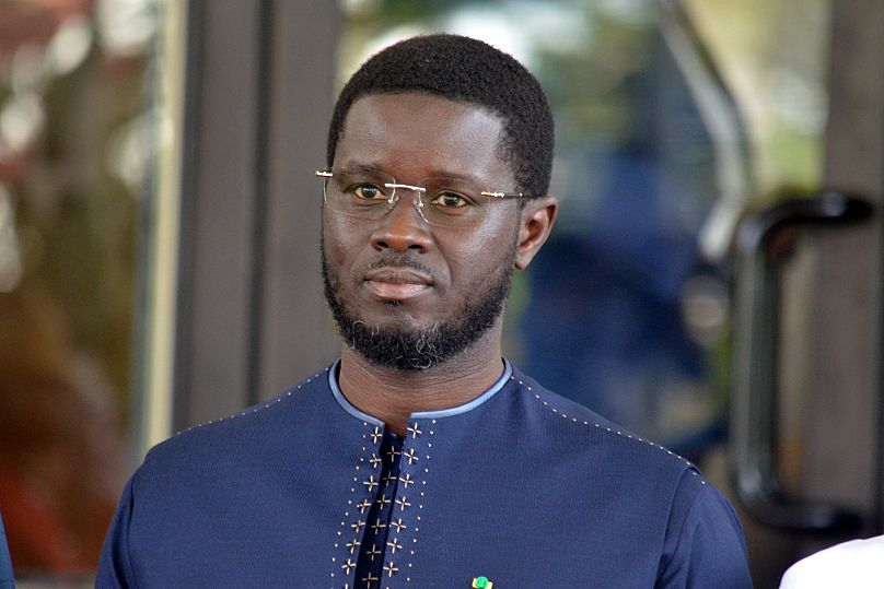 Le président du Sénégal, Bassirou Diomaye Faye, pose pour une photo avant le début de la réunion de la CEDEAO, à Abuja, au Nigeria, le 15 décembre 2024