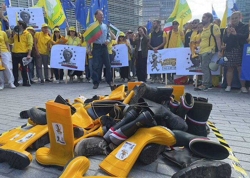 Los manifestantes en Bruselas dejaron botas de manera simbólica en el suelo.