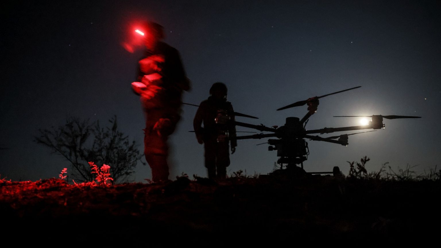 Des militaires préparent le drone "Kazhan" qui livre du matériel et transporte des bombes lourdes sur la ligne de front près de Chasiv Yar, 15 mai 2025.