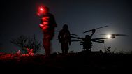 Soldaten bereiten die Drohne "Kazhan" vor, die an der Frontlinie bei Chasiv Yar Nachschub liefert und schwere Bomben trägt, 15. Mai 2025